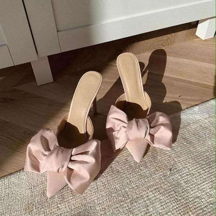 صنادل كعب عالٍ بفيونكةHigh heel sandals with bow