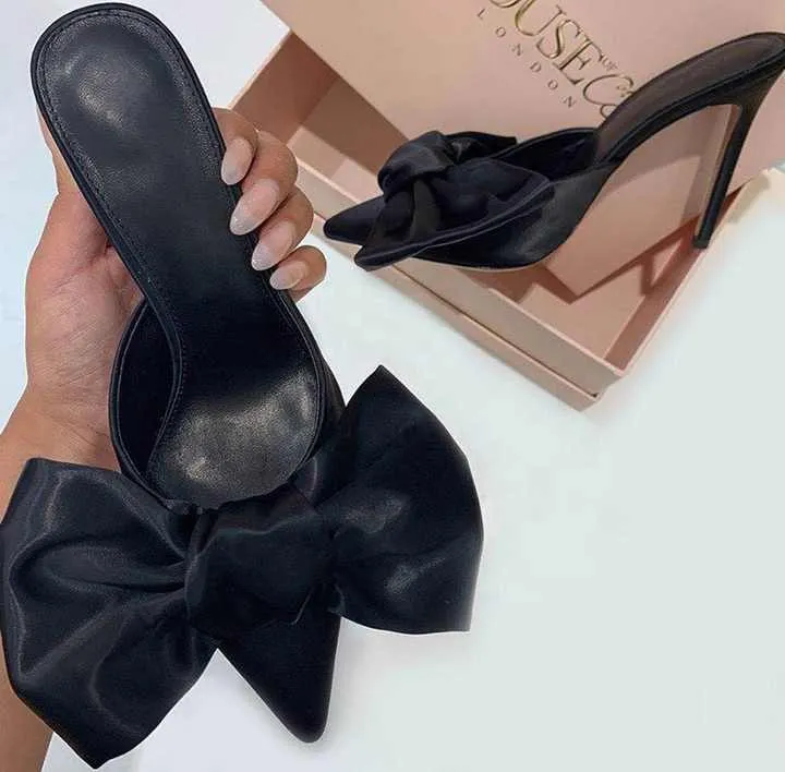 صنادل كعب عالٍ بفيونكةHigh heel sandals with bow