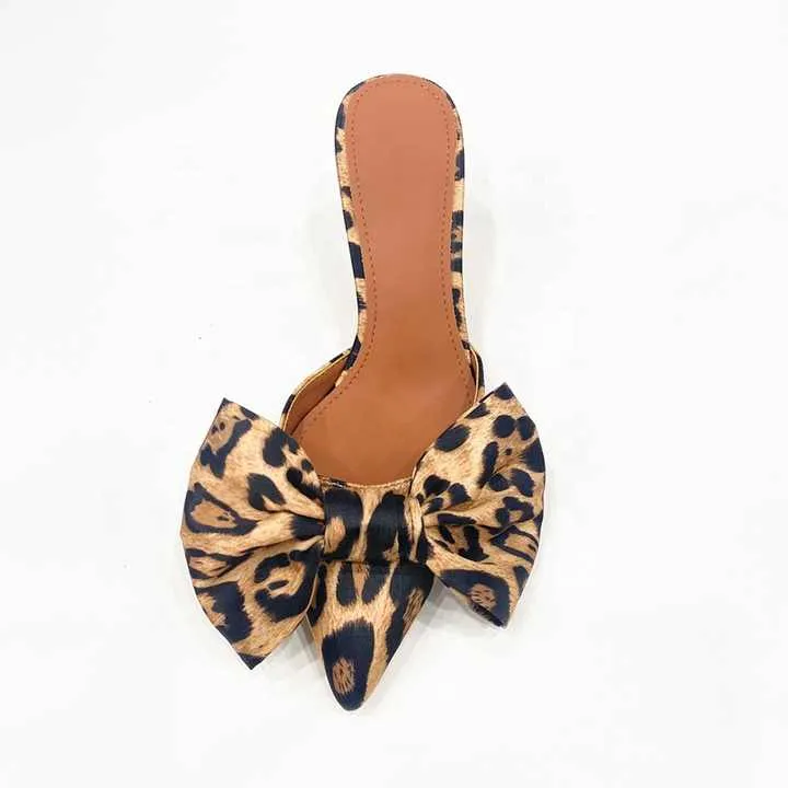 صنادل كعب عالٍ بفيونكةHigh heel sandals with bow
