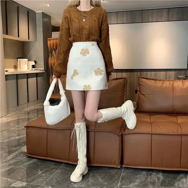 LVSANW Black Embroidered Woolen Skirt Women Autumn and Winter 2025 New Style Small High-waisted Slim A-line Versatile Short Skirt