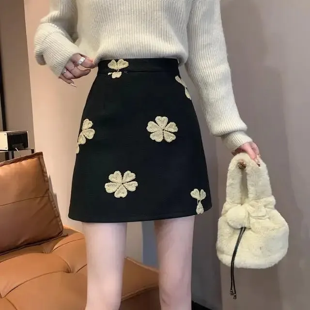 LVSANW Black Embroidered Woolen Skirt Women Autumn and Winter 2025 New Style Small High-waisted Slim A-line Versatile Short Skirt