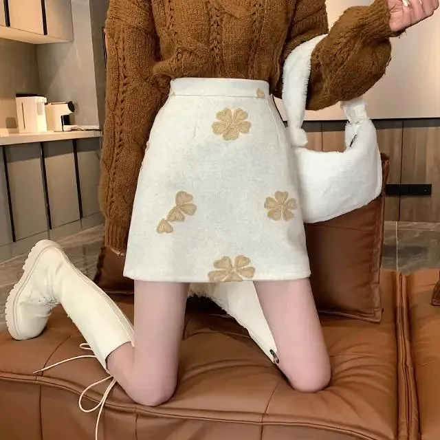 LVSANW Black Embroidered Woolen Skirt Women Autumn and Winter 2025 New Style Small High-waisted Slim A-line Versatile Short Skirt