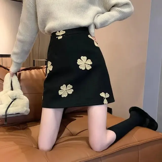 LVSANW Black Embroidered Woolen Skirt Women Autumn and Winter 2025 New Style Small High-waisted Slim A-line Versatile Short Skirt